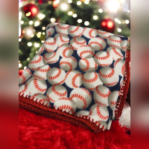 Handmade fleece child's blanket with crochet-edging - Picture 4 of 4